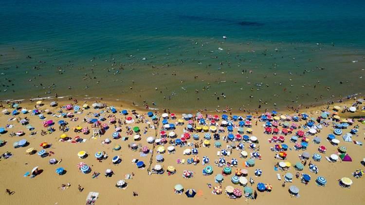 <p>Yılın en uzun tatil fırsatı ise Kurban Bayramı döneminde olacak. 27 Haziran Salı günü yarım gün arife günü tatiliyle başlayan Kurban Bayramı tatili, 1 Temmuz Cumartesi sona erecek. Bu durumda pazartesi ve yarım gün çalışılan arife günü izin alanlar için toplam 1,5 günlük izinle Kurban Bayramı tatili 9 gün olacak.</p>
