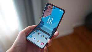 <p>Motorola, Razr Plus ile birlikte katlanabilir telefon furyasına katılan markalardan biri oldu. Her ne kadar Galaxy Z Flip'in gölgesinde kalmış olsa da, cihazın kapak ekranı ve şık, toza dayanıklı tasarımıyla kendini ön plana atmayı başardığı kaydedildi.</p>
