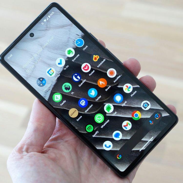 <p>2023'ün en iyi android cihazları listesinde bir Google telefonu daha listede kendine yer buldu.</p>

<p> </p>

<p>Pixel 7A'nın 90Hz ekran yenileme hızı, kablosuz şarj özelliği gibi A sınıf özelleştirmeler sayesinde en iyi android cihazlar listesinde 4. sırada yer aldı.</p>
