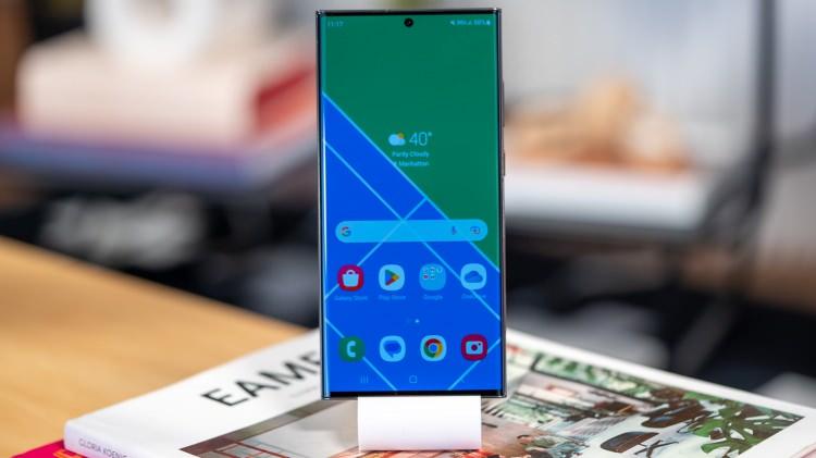 <p>Samsung'un yıllardır süregelen Amiral Gemisi Galaxy S23 Ultra, listenin 3. sırasında kendine yer buldu.</p>
<p> </p>
<p>Android Authority'de beş yıldız alan cihazın kamera iyileştirmeleri, performans ve kapsamlı yazılım desteğiyle birlikte birinci sınıf bir telefon olduğu belirtildi.</p>