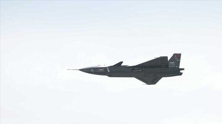 <p>İnsansız savaş uçağı Bayraktar KIZILELMA, TEKNOFEST 2023'te bir ilki gerçekleştirerek halka açık bir hava gösterisinde, insanlı jet uçağı SoloTürk ile yakın kol uçuşu yaptı.</p>