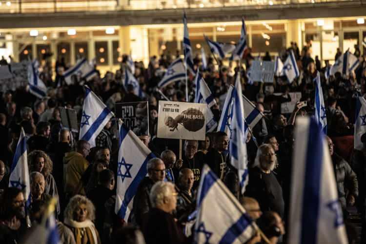<p>İsrail'in başkenti Tel Aviv’de toplanan binlerce kişi Başbakan Binyamin Netanyahu'nun görevi bırakması ve erken seçime gidilmesi talebi ile gösteri düzenledi.</p>
