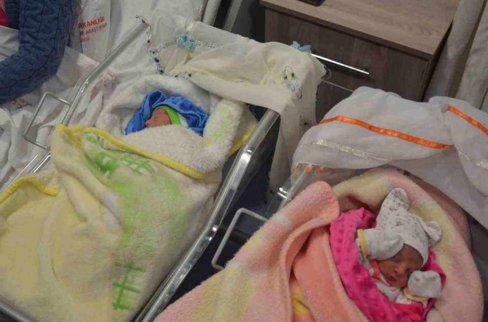 <p>Yeni yılın ilk dakikalarında saatler 00.07’i gösterirken dünyaya gözleri açan ikiz bebeklerin sağlık durumlarının iyi olduğu öğrenilirken 31 yaşındaki anne Özlem Kazan, "İki çocuk annesiydim şimdi ikiz bebeklerim oldu 4 çocuğum var. Çok güzel bir duygu. Rabbim, dileyen herkese nasip etsin, gerçekten çok güzel bir duygu" dedi.</p>
