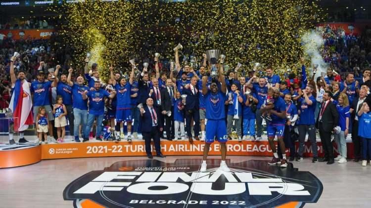 <p>Basketbol THY Avrupa Ligi Dörtlü Finali'nde İspanya ekibi Real Madrid'i 58-57 mağlup eden Anadolu Efes, üst üste 2. kez şampiyonluğa ulaştı.</p>
