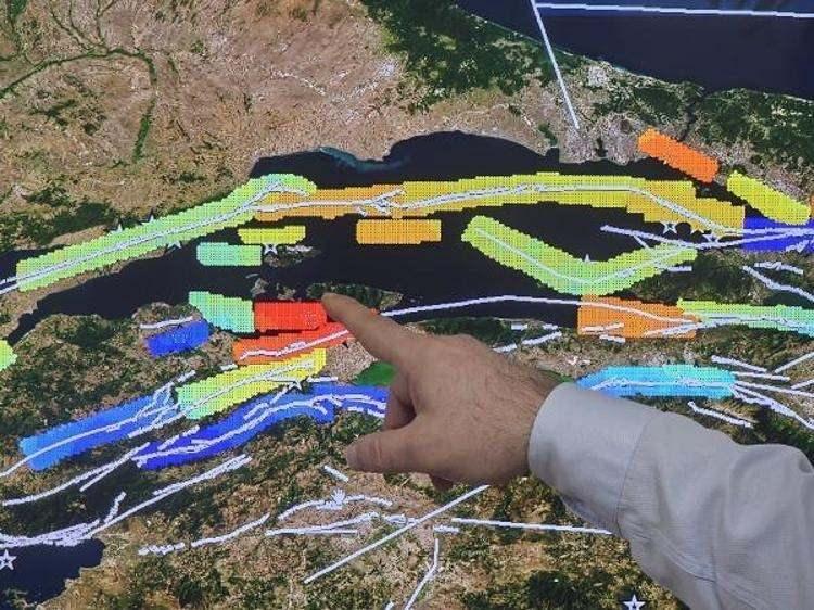 <p>'BANDIRMA VE ERDEK'TEKİ KOLLAR, HEPSİNDEN DAHA GERGİN' <br />
Doğudan Marmara'ya kadar gergin hat gözlemlemediklerini belirten Prof. Dr. Kutoğlu, "99 depreminden sonra kuzey kollardaki fayların üzerinde duruluyor. Çınarcık segmentinin gerginlik seviyesinin artmış olduğunu, hemen batısında da Marmaraereğlisi, Silivri önlerindeki hattın ondan daha da gergin olduğunu, turuncu renkte olduğunu görüyoruz.</p>