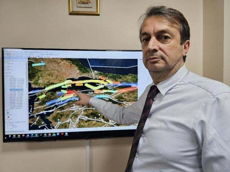 <p>Bu orta kol üzerinde, Çınarcık'tan Tekirdağ'a olan kısımda Marmaraereğlisi ve Silivri önlerindeki kısmın daha gergin olduğu, yer hareketlerine göre ortaya çıkıyor. Ama buralar, her ne kadar gergin olsa da güneyde özellikle Gemlik Körfezi'nden denize dalan ve Mudanya önlerinden devam eden hattın kuzeydeki koldan daha da gergin olduğunu ama biraz daha batıya geçtiğimizde Bandırma ve Erdek'teki kolların ise hepsinden daha da gergin olduğunu görüyoruz" diye konuştu.</p>