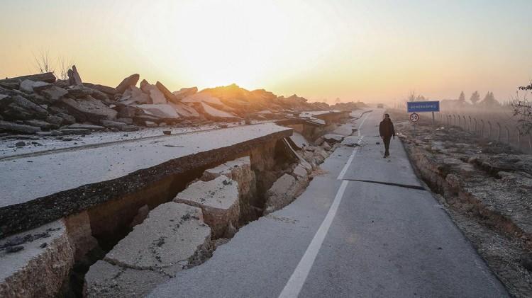 <p>'7'NİN ÜZERİNDE BÜYÜK DEPREM ÜRETMİŞLER' <br />
Fay uzunluğu 30 kilometre üzerine çıktığında, deprem büyüklüğünün de 7 ve üzeri deprem üretme potansiyelinin arttığını anlatan Prof. Dr. Kutoğlu, "Bölgede de bu potansiyel var. Geçmişteki depremlere baktığımız zaman da bu faylar zaten tarihin değişik zamanlarında 7'nin üzerinde büyük depremler üretmişler</p>