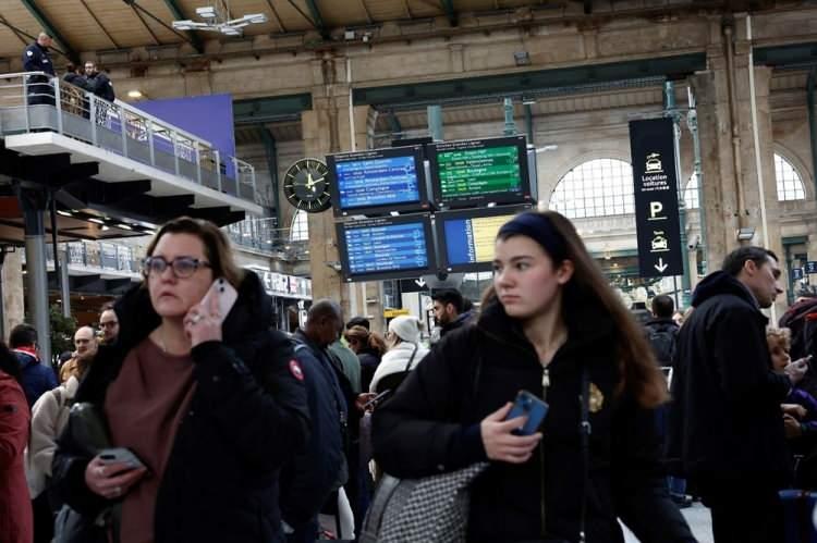 <p>İngiltere Meteoroloji Ofisi'nden (Met Office) yapılan açıklamada, Londra'nın da bir kısmını kapsayan ülkenin güney bölgeleri ve İskoçya'nın kuzey bölgeleri için bu hafta sonu boyunca geçerli olmak üzere "sarı" kategori ile hava durumu uyarısı yapıldı.</p>