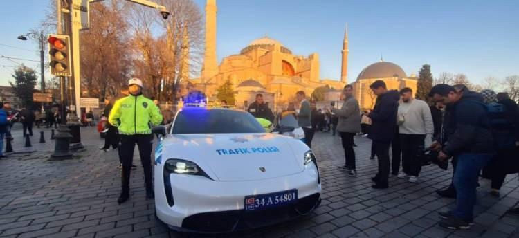 <p>Güvenlik güçlerinin suç örgütlerine yönelik operasyonları sonucu ele geçirilen İstanbul Emniyet Müdürlüğü hizmetine verilen ultra lüks araçlar mega kentin turistik noktalarında sergilendi. Her birinin piyasa değerinin 10-15 milyon lira arasında olduğu tahmin edilen araçlara yerli ve yabancı turistler tarafından yoğun ilgi gördü. Sergilenen araçlar havadan da görüntülendi.</p>
