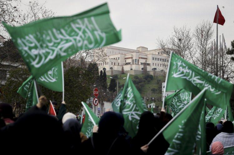 <p>ABD'nin İstanbul Başkonsolosluğu önünde toplanan grup, "Katil ABD, katil İsrail" sloganları atarak, İsrail'in Gazze'ye yönelik saldırılarını protesto etti.</p>