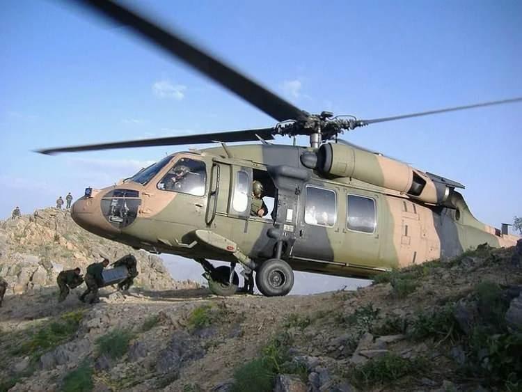 <p>Yoğun sis ve kar yağışını fırsat bilen hainlerin alçak girişimlerini farkeden kahraman askerlerimiz sıcak çatışmada onlarca PKK'lıyı etkisiz hale getirdi.</p>
<p> </p>
<p>Hakurk'ta 6, Metina'da 6 askerimiz iki ayrı saldırıda kahramanca şehit düştü. Metina şehitleri için dün Şırnak 23. Piyade Tümen Komutanlığı'nda tören düzenlendi. Şehitler Piyade Uzman Çavuş Abdulkadir İyem, Piyade Uzman Çavuş Ahmet Arslan, Piyade Sözleşmeli Er Semih Yılmaz, Piyade Sözleşmeli Er Enis Budak, Piyade Sözleşmeli Er Kemal Aslan, Piyade Sözleşmeli Er Cebrail Dündar, törenin ardından memleketlerine uğurlandı.</p>
<p>Abdülkadir İyem Gaziantep'te, Cebrail Dündar Mardin'de, Semih Yılmaz Kırıkkale'de, Kemal Aslan Elazığ'da toprağa verildi.</p>