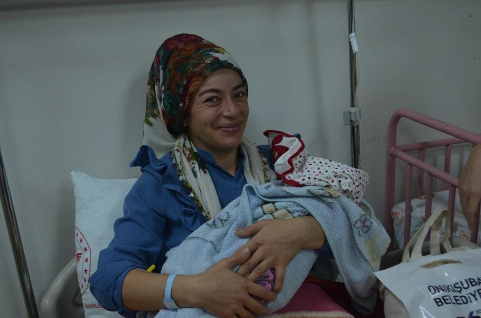 <p>Kahramanmaraş’ta Necip Fazıl Şehir Hastanesi Kadın Doğum ve Çocuk Hastalıkları hastanesinde yılın ilk bebeği dünyaya geldi. Dulkadiroğlu ilçesi Güzelyurt Mahallesi’nde ikamet eden baba Ali ve anne Dilek Çopur’un bebeği saat 00.01’de dünyaya gelirken, çift bebeklerine Aras ismini koydu.</p>
<p> </p>