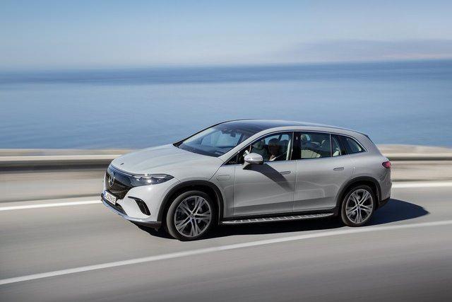 <p><strong>MERCDES EQS SUV</strong></p>
<p> </p>
<p>Alman markanın elektrikli SUV modellerinin amiral gemisi olan otomobil, üç sıra koltukla gelecek. Elektrikli SUV modelde EQS sedandan tanıdık 450+, 450 4Matic ve 580 4Matic versiyonları olacak.</p>