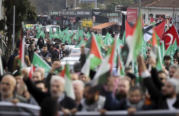 <p>Gazze Dayanışma Platformu üyesi Mehmet Ali Kaçmaz, burada yaptığı basın açıklamasında, yaklaşık bir asırdır Siyonistlerin işgali altındaki Filistin topraklarının yaklaşık 3 aydır bir soykırıma sahne olduğunu söyledi.</p>