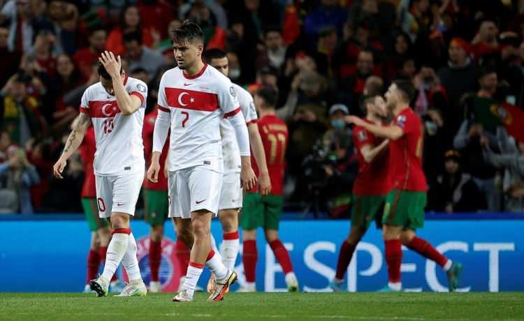 <p>2022 FIFA Dünya Kupası Avrupa Elemeleri play-off turu yarı finalinde Portekiz'e 3-1 mağlup olan Türkiye, Dünya Kupası'na katılma şansını kaybetti.</p>
