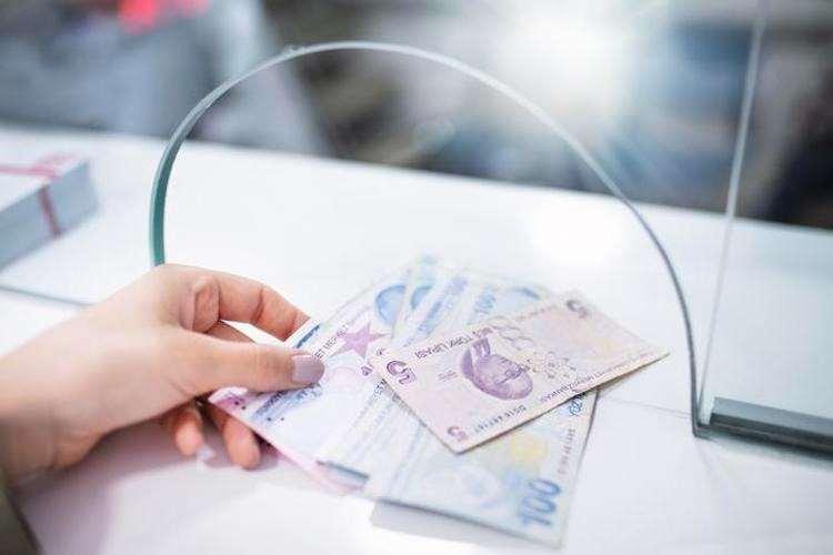<p>Memur maaşlarına geçtiğimiz temmuz ayında 17.55 oranındaki yüzdelik zammın yanı sıra 8 bin 77 lira da seyyanen zam eklenmişti.</p>
<p> </p>