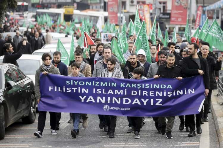 <p> </p>
<p>Platform üyeleri, Sarıyer'deki Mahmut Çavuş Camisi önünde bir araya geldi. İstinye Sahili'nden başlayan yürüyüşte, ellerinde Filistin ve Türk bayrakları taşıyan grup, "İsrail'in Suç Ortağı ABD'yi lanetliyoruz", "Filistin halkının yanındayız" yazılı pankartlar açtı.</p>