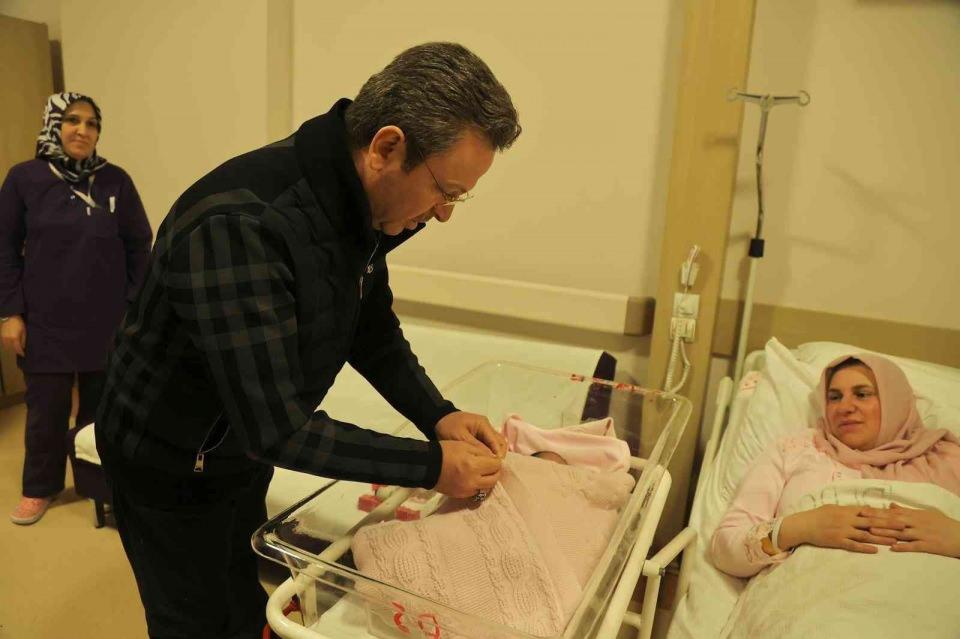 <p>Giresun Valisi Enver Ünlü, yeni yılın ilk bebekleri Zeynep Asel Eşgünoğlu ve Ahsen Sümeyye Erdoğan’ı ziyaret ederek hediyelerini verdi.</p>

<p> </p>
