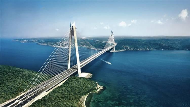 <p><strong>İKİ KITAYA OTURAN KÖPRÜ</strong></p>

<p>CNN'deki haberde 15 Temmuz Şehitler Köprüsü, Fatih Sultan Mehmet Köprüsü, Yavuz Sultan Selim Köprüsü'nün yanı sıra Çanakkale Köprüsü de tüm detaylarıyla ve fotoğraflarıyla ele alındı. Haberde ayrıca Avrasya Tüneli ve Marmaray'dan da geniş şekilde bahsedilirken, Haliç'e ve bu eserlerin yanı sıra Asya ile Avrupa arasındaki gemi ile araç trafiklerine dikkat çekildi. 15 Temmuz Şehitler Köprüsü'nün anlatıldığı bölümde hain darbe girişimine de atıf yapılarak köprünün isminin bu nedenle değiştirildiği hatırlatıldı. Asya ile Avrupa'ya oturan 1560 metre uzunluğundaki köprüden araçla geçenlerin unutamayacakları bir manzaraya da şahitlik ettiği belirtildi.</p>
