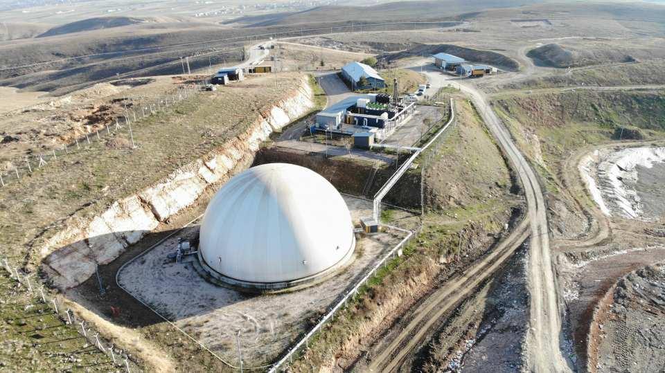 <p>Elazığ’da günlük olarak toplanan çöpleri ekonomiye kazandırdıklarını aktaran Ekmen, “Evsel nitelikli katı atıkların, Katı Atık Depolama Sahası’nda depolanması ile metan gazının atmosfere salınmasını engelleyerek iklim değişikliğine sebep olan zararlı gazların önüne geçilmiş oluyor. </p>
<p> </p>