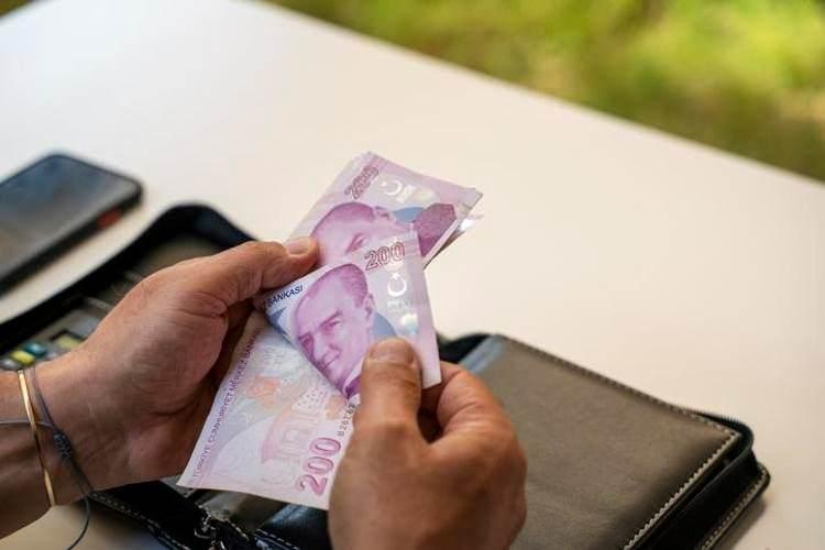 <p>Bu öngörüler gerçekleşirse memur ve memur emeklisi için yüzde 32’lik enflasyon farkı oluşacak. Bu farka ilaveten yüzde 15 de toplu sözleşme zammı maaşlara yansıtılacak. Bu durumda zam yüzde 47 olacak.</p>
<p> </p>
