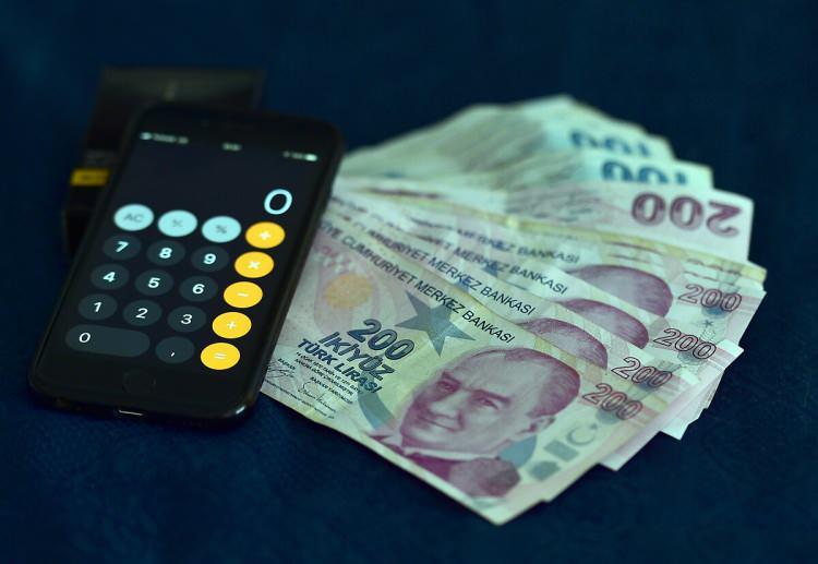 <p>Çalışma ve Sosyal Güvenlik Bakanı Vedat Işıkhan da geçtiğimiz günlerde yaptığı açıklamada, “Memur ve memur emeklilerimiz için enflasyon hedeflemelerine göre Ocak 2024’te yapılacak artış yaklaşık yüzde 50’ye yaklaşacak. En düşük devlet memuru maaşı 22 bin 17 liradan yaklaşık olarak 33 bin lira seviyelerine çıkacak” demişti.</p>