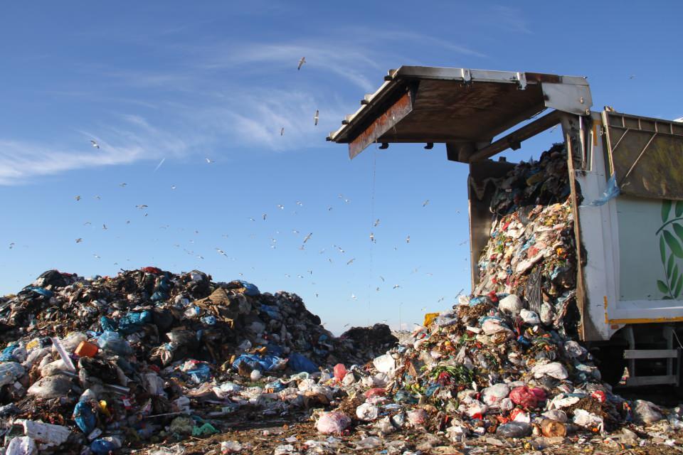 <p>Tesisimizde yıllık yaklaşık 130 bin ton evsel atık depolanırken, 1 yılda ise toplamda 14 milyon 800 bin kilovat enerji elde ediliyor. Bu da yaklaşık 11 bin haneye elektrik olarak geri dönüyor” dedi.</p>
<p> </p>
<p></p>