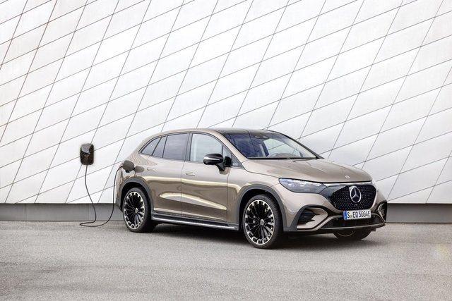 <p><strong>MERCEDES-BENZ </strong>EQE SUV</p>
<p> </p>
<p>EQE Sedan versiyonunda olduğu gibi 90.6 kilowatt/saatlik bir pil paketi bulunan elektrikli SUV modelde, menzil değeri 550 kilometre olarak açıklanıyor. Otomobilin güç değeri versiyona göte 292 beygir ile 543 beygir arasında değişiyor.</p>