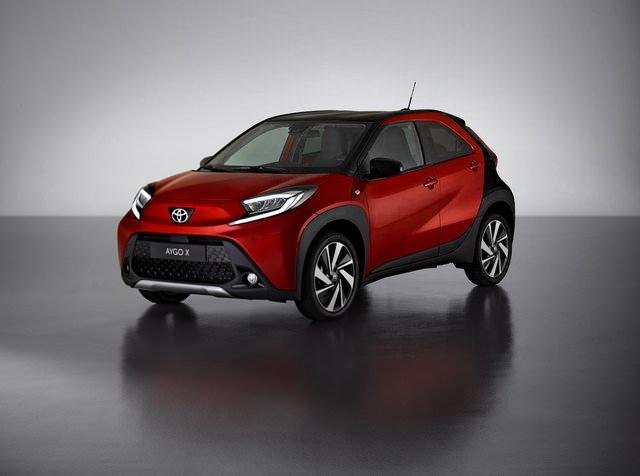 <p><strong>TOYOTA </strong>Aygo X - Euro NCAP:4 yıldız</p>

<p> </p>

<p>Markanın GA-B platformu üzerinde yükselen model, üçüncü neslindeki gibi kumaş tavan opsiyonu ile satın alınabilecek. Selefinden 11 milimetre daha yükseğe konumlandırılan model, 1.0 litrelik atmosferik bir motora sahip. Üç silindirli motor 72 beygir güç ve 93 Nm tork üretebiliyor. Bu motor 5 ileri vitesli manuel ya da CVT şanzıman ile satın alınabiliyor.</p>
