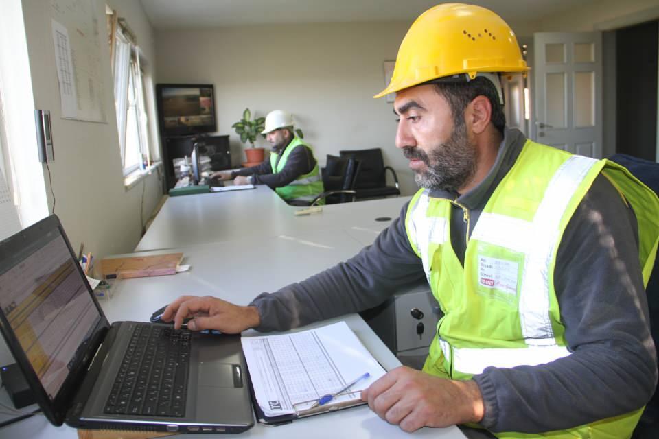 <p>Çöpten elektrik üretimini sağlayarak ülkemizin ve şehrimizin ekonomisine katkıda bulunmak istiyoruz. Kent genelinde toplanan evsel atıkları, merkeze 33 kilometre uzaklıkta bulunan Çöteli köyü mevkiinde kurulan Katı Atık Depolama Sahası’nda elektrik enerjisine dönüştürüyoruz. </p>