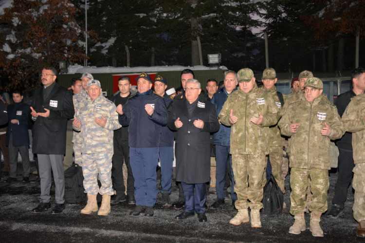 <p>Törene, Milli Savunma Bakanı Yaşar Güler, Hakkari Valisi ve Belediye Başkan Vekili Ali Çelik, Genelkurmay Başkanı Orgeneral Metin Gürak, Deniz Kuvvetleri Komutanı Oramiral Ercüment Tatlıoğlu, Kara Kuvvetleri Komutanı Orgeneral Selçuk Bayraktaroğlu, Hava Kuvvetleri Komutanı Orgeneral Ziya Cemal Kadıoğlu, Cumhuriyet Başsavcısı Harun Ünlüsoy, Adalet Komisyonu Başkanı Birtan Şeker, İl Jandarma Komutanı Tuğgeneral Necip Çarıkcıoğlu, İl Emniyet Müdürü İdris Yılmaz, AK Parti İl Başkanı Zeydin Kaya, vali yardımcıları, kurum amirleri, polis ve askerler katıldı.</p>