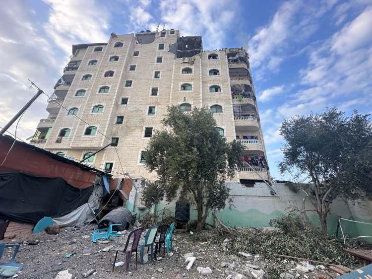 <p> İsrail'in Gazze Şeridi'nin orta kesimindeki Nuseyrat Mülteci Kampı'na düzenlediği saldırıda, Burc Muştihi binası ağır hasar gördü.</p>
