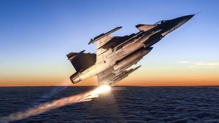 <p>Typhoon Eurofighter projesinin ana yatırımcılarından ve müşterilerinden biri olan Birleşik Krallık da Empire Test Pilotları Okulu'ndaki hızlı jet eğitim programının bir parçası olarak bir dizi Gripens'i teslim aldı.</p>
