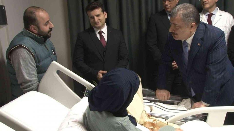 <p>Sağlık Bakanı Fahrettin Koca yeni yıla Başakşehir Çam ve Sakura Şehir Hastanesinde sağlık çalışanlarıyla birlikte girdi. Hastane çalışanlarının yeni yıllarını kutlayan Bakan Koca, yeni yılın ilk dakikalarında çocuklarını kucağına alan 4 aileyi de tebrik etti. Yeni yılın ilk doğan bebeği Yavuz Selim Demir oldu. Koca, hastanede tedavi gören hastaları da ziyaret ederek durumları hakkında bilgi aldı ve yeni yıllarını tebrik etti.</p>

<p> </p>
