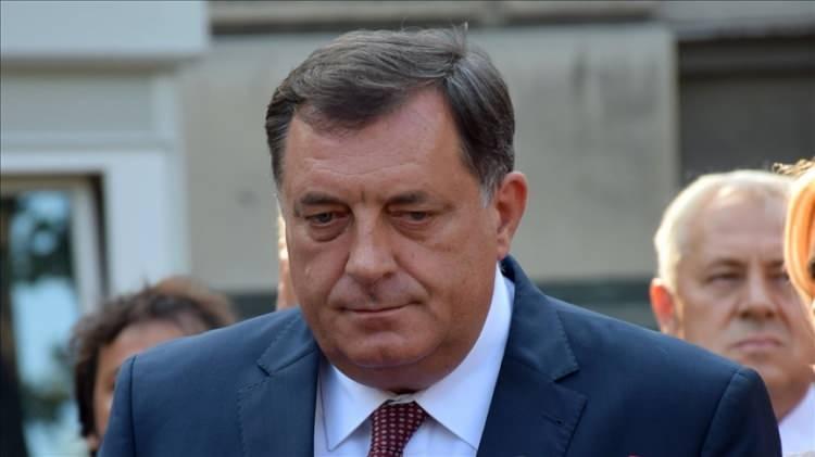 <p>Bosnalı Sırp lider Dodik, "<strong>Schmidt'in söz konusu kararı, herhangi bir gün saat 17.00'de alması durumunda, RS Meclisini saat 11.00'de toplayarak bağımsızlık ilan ettiğimizi hesaba katsınlar.</strong>" diye konuştu.</p>
