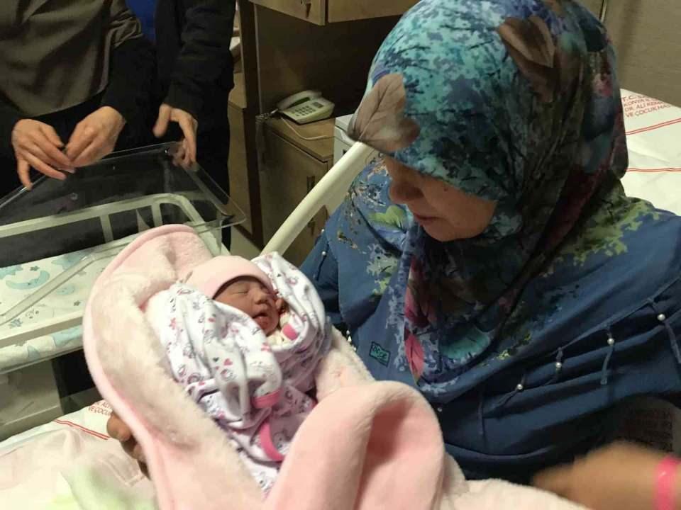 <p>İçişleri Bakan Yardımcısı İsmail Çataklı, Konya Valisi Vahdettin Özkan, İl Emniyet Müdürü Engin Dinç ve İl Sağlık Müdürü Prof. Dr. Mehmet Koç ile birlikte yeni yılın ilk dakikalarında dünyaya gelen Sümeyye Nur bebeği ve ailesini ziyaret etti. Çataklı, aileye hediye verdi. Ailenin, kızlarının iki isminden birine kendileriyle ilgilenen hemşirenin ismini verdiği öğrenildi.</p>
