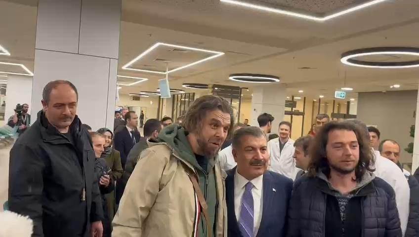 <p>Sağlık Bakanı Fahrettin Koca, yeni yılın ilk saatlerinde İstanbul'da bulunan hastaneleri ziyaret etti. Bakan Koca Başakşehir Çam ve Sakura Hastanesi'nde yılın ilk bebeklerini gördükten sonra hastaneden ayrılırken Lizbondan gelen gurbetçi ile karşılaştı. Bakan Koca'ya sarılarak samimi görüntüler sergileyen Seymen, Portekiz'de doktorlara Çam ve Sakura Şehir Hastanesi'ni anlattığını söyledi.</p>