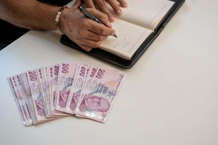 <p><strong>TAHMİNLER NETLEŞİYOR</strong></p>
<p>Merkez Bankası’nın son enflasyon raporunda enflasyonun 2023 yılı sonunda yüzde 65 olacağı öngörüldü. Yine Merkez Bankası Piyasa Katılımcıları anketine göre aralık enflasyonu yüzde 3.26 olarak öngörülüyor. </p>