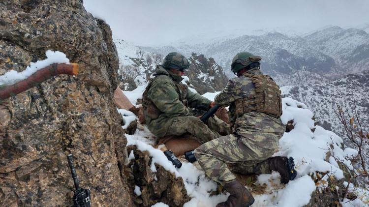 <p>Emperyalistlere taşeronluk yapan kiralık katil sürüleriyle mücadelemizden kesinlikle geri adım atmayacağız" dedi. Üst üste yapılan saldırılan PKK'ya ABD'nin verdiği desteği bir kez daha akıllara getirdi.</p>
<p> </p>