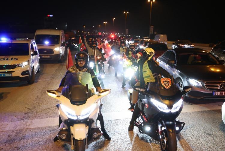 <p>İHH İnsani Yardım Vakfına bağlı arama-kurtarma ekipleri öncülüğünde düzenlenen etkinlikte yüzlerce otomobil ve motosiklet, Filistin ve Türk bayraklarıyla donatıldı.</p>