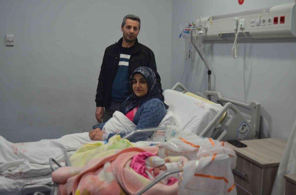 <p>2023 yılının dünyaya gelen bebekleri Malatya Eğitim ve Araştırma Hastanesinde Kadın Doğum Servisinde dünyaya geldi. Fadime ve Mustafa Kazan çiftinin dünyaya gelen Ayşe ve Murat isimli ikiz bebekleri Malatya’da yeni yılın da ilk bebekleri oldu. </p>
