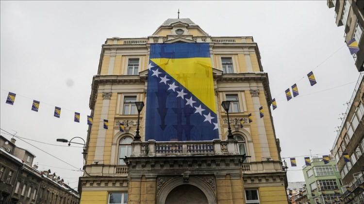 <p><strong>DAYTON'A GİDEN YOLDA BOŞNAKLAR, SIRPLARA VE HIRVATLARA KARŞI ÖNEMLİ ZAFERLER KAZANDI</strong></p>
<p>Dayton'a giden yol, Bosna Hersek'in bağımsız bir devlet olmak istemesiyle başladı. Yugoslavya dağılmaya başlayınca Boşnaklar da 29 Şubat-1 Mart 1992'de bağımsızlıklarını ilan edebilmek için referandum yaptı. Bosna Hersek'teki Sırpların protesto ederek katılmadığı referandumdan, "<strong>bağımsızlık</strong>" kararı çıktı.</p>