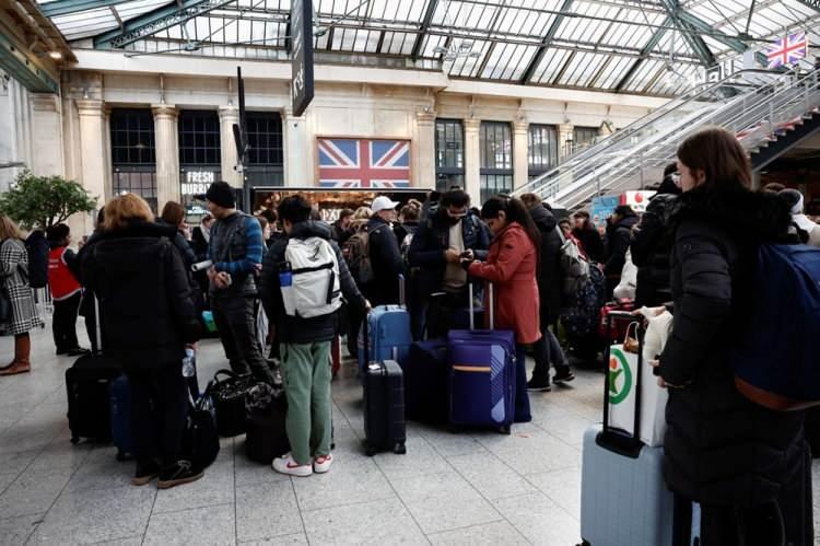 <p>Açıklamada, tünellerdeki seller nedeniyle şirketin gün boyunca Londra'dan Paris, Brüksel ve Amsterdam'a yapılacak tüm seferleri iptal etme kararı aldığı aktarıldı.</p>