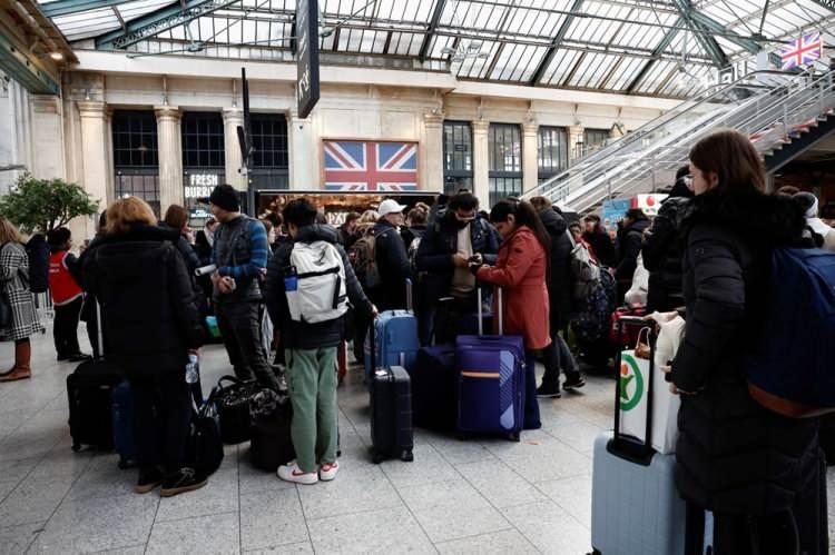 <p>Açıklamada, tünellerdeki seller nedeniyle şirketin gün boyunca Londra'dan Paris, Brüksel ve Amsterdam'a yapılacak tüm seferleri iptal etme kararı aldığı aktarıldı.</p>
