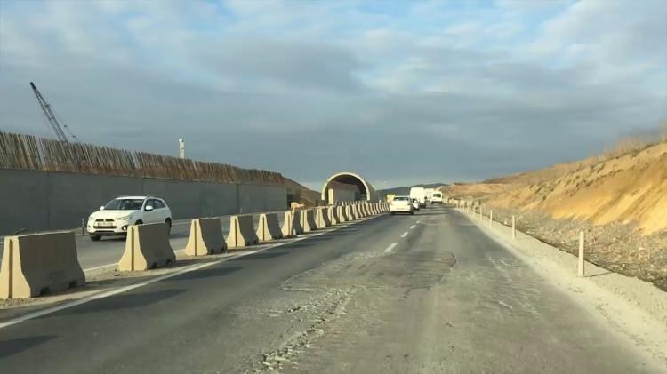 <p>TEM Bağlantı Tüneli de inşa edildi. TEM Bağlantı Tüneli'yle 1636 metre uzunluğunda Kemiklidere Islahı Tüneli, 960 metre uzunluğunda kargo ve hangar alanına ulaşım için karayolu tüneli ve 838 metre uzunluğundaki orta apron tüneli de inşa edildi.</p>
