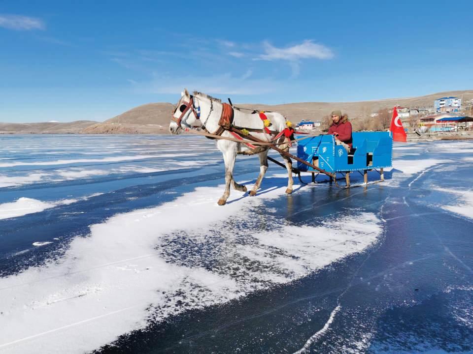 <p>Ardahan ve Kars il sınırları içerisinde kalan Çıldır Gölü 123 kilometrekare alanı ile Doğu Anadolu Bölgesi'nin en büyük tatlı su ve en büyük ikinci gölü. </p>

<p> </p>
