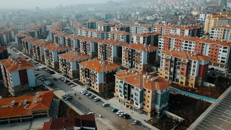 <p>İstanbul'da ise 600 bini acil, dönüştürülmesi gereken 1.5 milyon konut bulunuyor. Olası deprem riskine karşı dönüşümü hareketlendirmek için çalışmalar devam ediyor.</p>

<p> </p>
