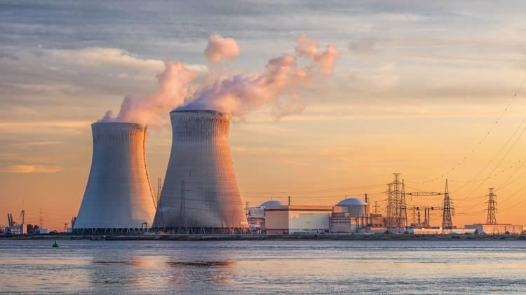 <p>Friedman, mevcut elektrik sistemlerini güçlendirmede de SMR'nin kullanılabileceğini vurgulayarak, şöyle konuştu: "SMR ile daha düşük maliyetlerle mevcut elektrik şebekeleri geliştirilebilir.</p>