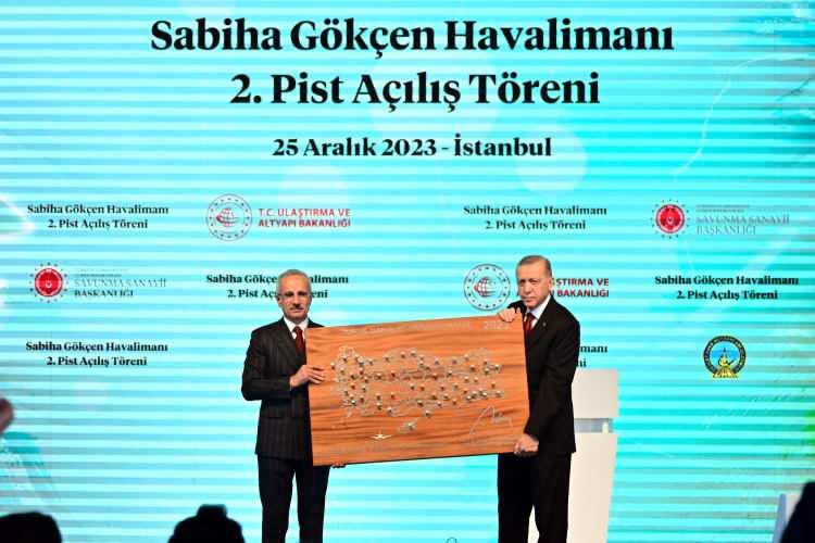 <p>Cumhurbaşkanı Recep Tayyip Erdoğan'ın katılımıyla açılan Sabiha Gökçen Havalimanı İkinci Pisti dev uçakların inişine imkan verecek şekilde tasarlandı.</p>
