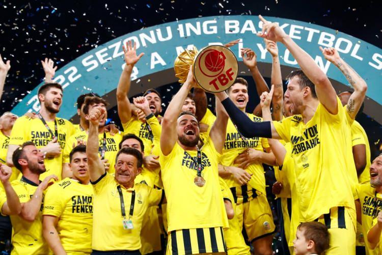 <p>ING Basketbol Süper Ligi play-off final serisinde Anadolu Efes'e 3-1 üstünlük kuran Fenerbahçe Beko, şampiyonluğa ulaştı.</p>
